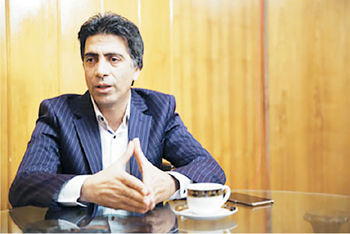 چون کشتی بی‌لنگر کژ می‌شد و مژ می‌شد