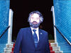 سری را که درد نمی‌کند دستمال نمی‌بندند