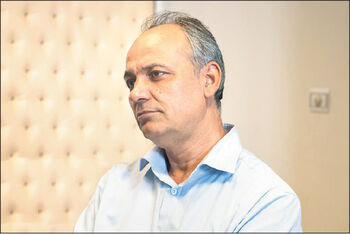 معلق در تیرگی