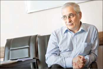 گوش شنوایی نیست