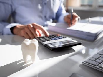 هزینه ایمپلنت دندان: چگونه قیمت ایمپلنت دندان را کاهش دهیم؟