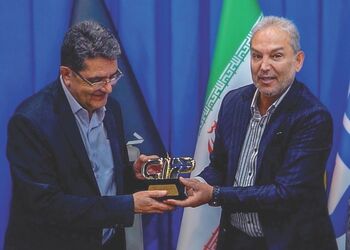 اعطای «نشان عالی تشریفات فرودگاهی» به مدیران ارشد وزارت نفت در عسلویه