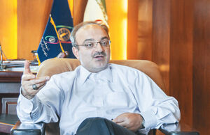 یکی گلف بازی می‌کند و دیگری چوگان