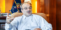 یکی گلف بازی می‌کند و دیگری چوگان