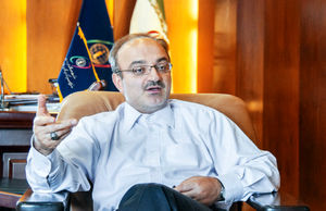 یکی گلف بازی می‌کند و دیگری چوگان