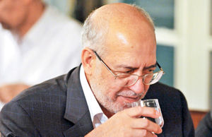 خارجی‌ها بخواهند، خودروسازان را می‌فروشیم