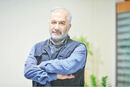 در سایه انحصار